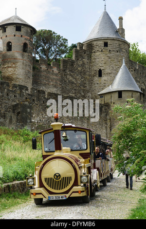 Francia, Carcassonne, Aude - treno turistico assume persone da Saint Louis downtown, la cittadella vecchia. Foto Stock