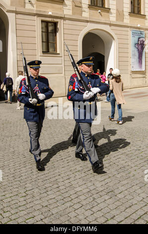 Praga, Repubblica Ceca - 05 Maggio: custodi patroling durante il "Cambio della guardia' a Prage Castello. Castello di protezione è direttamente subordinata al ufficio militare del Presidente della Repubblica. Foto Stock