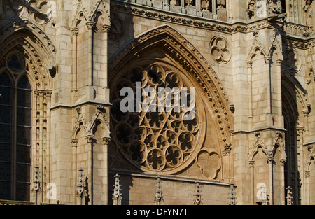 Dettaglio del rosone gotico della facciata principale e la parete ovest della cattedrale di Burgos, Burgos, Castilla y Leon. Spagna Foto Stock