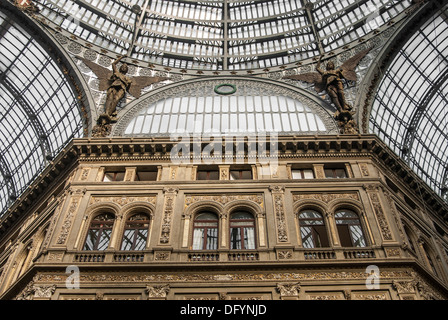 Dettaglio del vetro del tetto della Galleria Umberto I, un XIX secolo galleria pubblica a Napoli, Italia Foto Stock