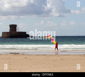 RNLI bagnini su St Ouen's beach Jersey & La torre Rocco Isole del Canale Foto Stock