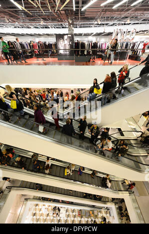 Manchester, Regno Unito. 10 ottobre, 2013. Gli amanti dello shopping gregge ai magazzini Selfridges nel centro della città di Manchester, come parte del 2013 Vogue Fashion's Night Out evento, a supporto degli enti di beneficenza salva i bambini e abbigliamento per il successo. Oltre 150 rivenditori tenutasi eventi shopping, mercati all'aperto e la musica nel centro della citta'. Credito: Russell Hart/Alamy Live News. Foto Stock