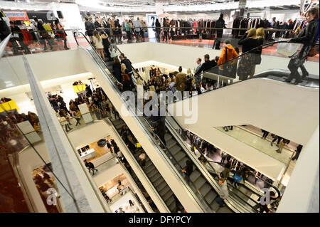 Manchester, Regno Unito. 10 ottobre, 2013. Gli amanti dello shopping gregge ai magazzini Selfridges nel centro della città di Manchester, come parte del 2013 Vogue Fashion's Night Out evento, a supporto degli enti di beneficenza salva i bambini e abbigliamento per il successo. Oltre 150 rivenditori tenutasi eventi shopping, mercati all'aperto e la musica nel centro della citta'. Credito: Russell Hart/Alamy Live News. Foto Stock