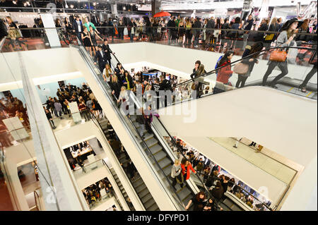 Manchester, Regno Unito. 10 ottobre, 2013. Gli amanti dello shopping gregge ai magazzini Selfridges nel centro della città di Manchester, come parte del 2013 Vogue Fashion's Night Out evento, a supporto degli enti di beneficenza salva i bambini e abbigliamento per il successo. Oltre 150 rivenditori tenutasi eventi shopping, mercati all'aperto e la musica nel centro della citta'. Credito: Russell Hart/Alamy Live News. Foto Stock