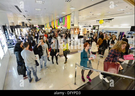 Manchester, Regno Unito. 10 ottobre, 2013. Gli amanti dello shopping gregge all'Harvey Nichols negozio nel centro della città di Manchester, come parte del 2013 Vogue Fashion's Night Out evento, a supporto degli enti di beneficenza salva i bambini e abbigliamento per il successo. Oltre 150 rivenditori tenutasi eventi shopping, mercati all'aperto e la musica nel centro della citta'. Credito: Russell Hart/Alamy Live News. Foto Stock