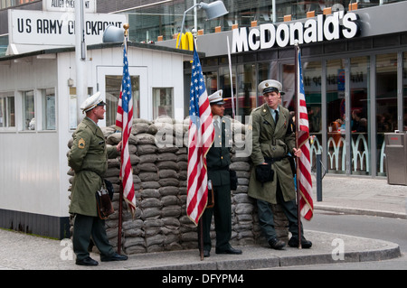 Gli attori si presentano come soldati americani al Checkpoint Charlie Foto Stock