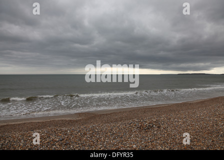 Onde che si infrangono sulla riva a Highcliffe, Dorset, in un giorno di tempesta. Foto Stock