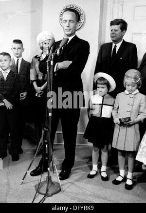 Scott Carpenter, il secondo americano in orbita attorno alla terra e uno degli ultimi superstiti del mercurio originale 7 astronauti è morto dopo aver subito un ictus, . 10 ottobre, 2013. Egli è stato 88. Nella foto: SCOTT CARPENTER. Il presidente John F. Kennedy si congratula con l'astronauta Scott Carpenter all Ufficio Ovale della Casa Bianca dopo i suoi tre-volo in orbita intorno alla terra. Con loro sono Carpenter la moglie al momento, rene, e i loro figli. © Keystone Pictures USA/ZUMAPRESS.com/Alamy Live News Foto Stock