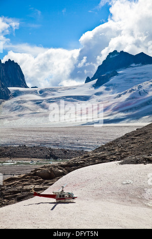 Elicottero parcheggiato adiacente alla parte superiore del ghiacciaio Vowell in Bugaboo parco provinciale Foto Stock