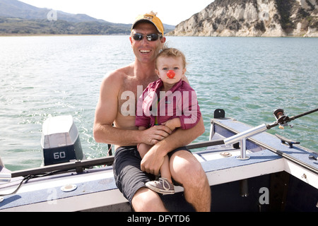 Carino il Toddler Girl su una barca con il suo papà. Foto Stock
