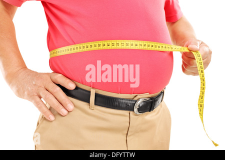 Fat uomo maturo misurando il suo ventre con nastro di misurazione Foto Stock