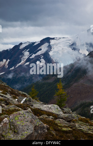 Scena della montagna vicino al lago di cobalto in Bugaboo Parco Provinciale, B.C. Canada Foto Stock