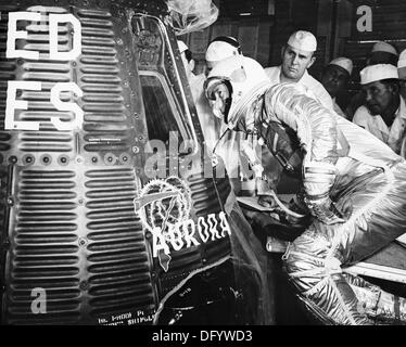 L'astronauta della NASA Scott Carpenter guarda nel suo Mercury-Atlas 7 veicoli spaziali, l'Aurora 7, prima di essere inserita per iniziare il lancio Maggio 24, 1962 in Cape Canaveral, FL. Carpenter uno dei originale Mercury sette astronauti e il secondo americano in orbita attorno alla terra è morto il 10 ottobre 2013 all'età di 88. Foto Stock