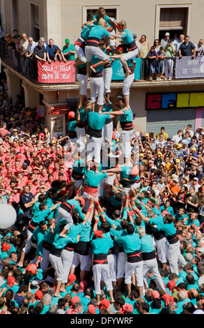 "Castellers' edificio torre umana, una tradizione catalana. Foto Stock