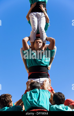 "Castellers' edificio torre umana, una tradizione catalana. Foto Stock