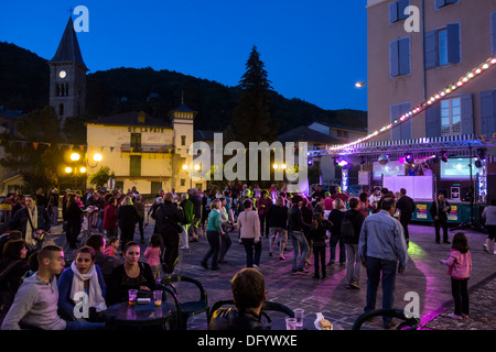 Ax-les-Thermes cittadina termale e ski resort. Foyeres St Jean, falò di mezza estate celebrazione e festival. Discoteca all'aperto. Foto Stock