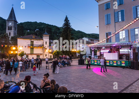 Ax-les-Thermes cittadina termale e ski resort. Foyeres St Jean, falò di mezza estate celebrazione e festival. Discoteca. Foto Stock