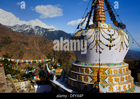 Stupa in Lhagyal ri,vicino Tsuglagkhang complex.sullo sfondo le montagne dell Himalaya.McLeod Ganj Dharamsala, Himachal Pradesh Foto Stock