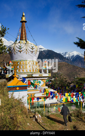 Stupa in Lhagyal ri,vicino Tsuglagkhang complex.sullo sfondo le montagne dell Himalaya.McLeod Ganj Dharamsala, Himachal Pradesh Foto Stock