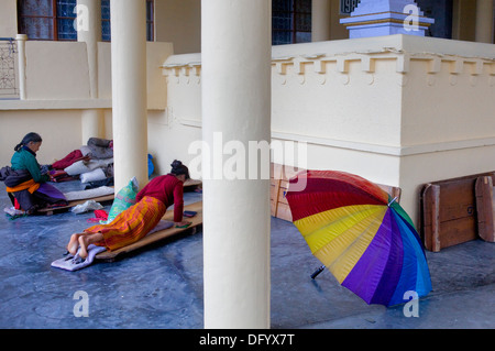 Pregando, Namgyal monastero,nel complesso Tsuglagkhang. McLeod Ganj Dharamsala, Himachal Pradesh, India, Asia Foto Stock