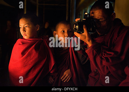 I monaci nel Monastero Namgyal,nel complesso Tsuglagkhang. McLeod Ganj Dharamsala, Himachal Pradesh, India, Asia Foto Stock