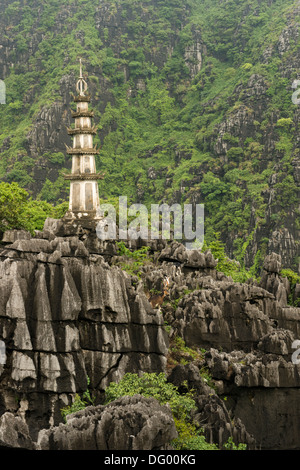 Tempio sul calcare montagne carsiche di Ninh Binh, Vietnam Foto Stock