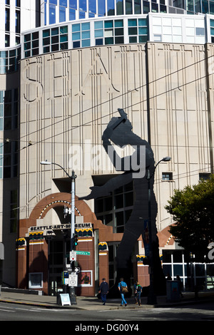 "L'Uomo di martellamento' scultura cinetica di Jonathan Borofsky davanti a Seattle Art Museum. Foto Stock