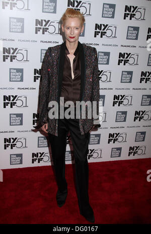 New York, Stati Uniti d'America. 10 ottobre, 2013. L'attrice Tilda Swinton assiste la cinquantunesima annuale di New York Film Festival premiere di " solo gli amanti rimasto vivo" tenutosi a Alice Tully Hall presso il Lincoln Center. Credito: Nancy Kaszerman/ZUMAPRESS.com/Alamy Live News Foto Stock