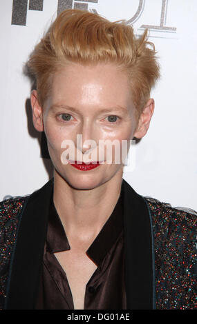 New York, Stati Uniti d'America. 10 ottobre, 2013. L'attrice Tilda Swinton assiste la cinquantunesima annuale di New York Film Festival premiere di " solo gli amanti rimasto vivo" tenutosi a Alice Tully Hall presso il Lincoln Center. Credito: Nancy Kaszerman/ZUMAPRESS.com/Alamy Live News Foto Stock