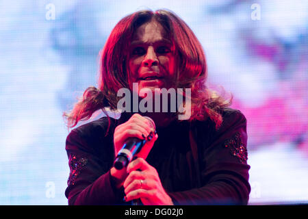 Porto Alegre, Brasile meridionale. 10 ottobre, 2013. Musicista Ozzy Osbourne, cantante della band britannica Black Sabbath durante il concerto del loro tour mondiale, "La Reunion Tour' a Porto Alegre, Brasile meridionale, il 10 ottobre 2013. La band ha suonato vecchi successi e i brani del nuovo album '13'. Foto: DONI MACIEL/FATO PREMERE/ESTADAO CONTUEUDO/dpa/Alamy Live News Foto Stock