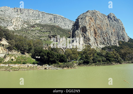 Vista la gola e il serbatoio e Garganta del Chorro El Chorro Chorro Gorge, provincia di Malaga, Andalusia, Spagna, Europa occidentale Foto Stock