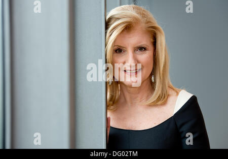 Monaco di Baviera, Germania. 10 ottobre, 2013. Fondatore di Huffington Post di Arianna Huffington colloqui nel corso di una conferenza stampa a Monaco di Baviera, Germania, il 10 ottobre 2013. La versione tedesca del giornale online è iniziato il 10 ottobre 2013. Foto: SVEN HOPPE/dpa/Alamy Live News Foto Stock