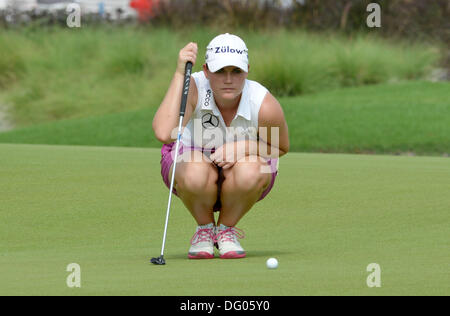 Kuala Lumpur, Malesia. Undicesimo oct, 2013. Caroline Masson delle linee della Germania il suo putt sul terzo foro durante la LPGA Sime Darby dal Kuala Lumpur Golf e Country Club. Credito: Azione Sport Plus/Alamy Live News Foto Stock