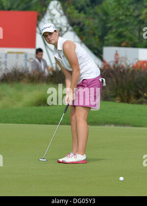 Kuala Lumpur, Malesia. Undicesimo oct, 2013. Caroline Masson della Germania di rendere il suo putt sul terzo foro durante la LPGA Sime Darby dal Kuala Lumpur Golf e Country Club. Credito: Azione Sport Plus/Alamy Live News Foto Stock