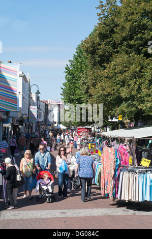 Gruppo di persone a piedi attraverso Gosport alta mercato St Hampshire, Inghilterra, Regno Unito Foto Stock