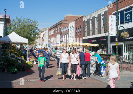 Gruppo di persone a piedi attraverso Gosport alta mercato St Hampshire, Inghilterra, Regno Unito Foto Stock