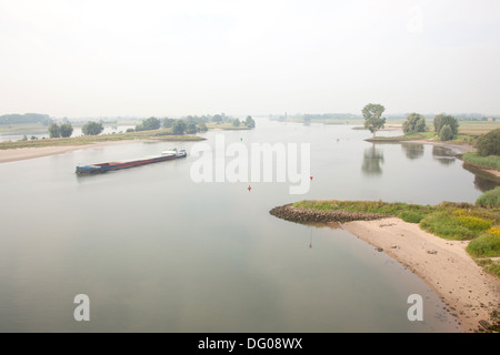 Nave sul fiume Lek nei Paesi Bassi su un vago mattina visto da Jan Blanken Bridge Foto Stock