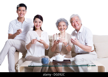 Allegro famiglia avente il tè Foto Stock