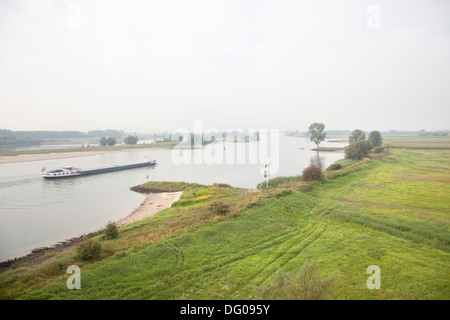 Nave sul fiume Lek nei Paesi Bassi su un vago mattina visto da Jan Blanken Bridge Foto Stock