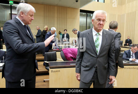 Berlino, Germania. Undicesimo oct, 2013. Bundesrat Presidente Winfried Kretschmann (R) i colloqui con il Premier della Baviera Horst Seehofer prima di una sessione del Bundesrat tedesco a Berlino, Germania, 11 ottobre 2013. Foto: WOLFGANG KUMM/dpa/Alamy Live News Foto Stock