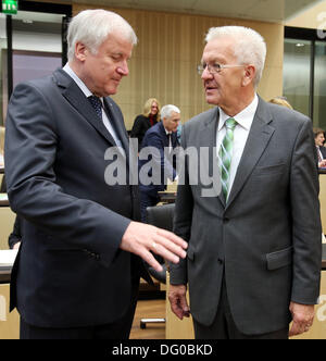 Berlino, Germania. Undicesimo oct, 2013. Bundesrat Presidente Winfried Kretschmann (R) i colloqui con il Premier della Baviera Horst Seehofer prima di una sessione del Bundesrat tedesco a Berlino, Germania, 11 ottobre 2013. Foto: WOLFGANG KUMM/dpa/Alamy Live News Foto Stock