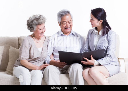 Coppia senior in chat con il consulente finanziario Foto Stock