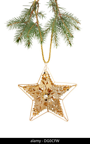 Oro glitter e jeweled stella di Natale appeso al ramo di un albero di Natale Foto Stock