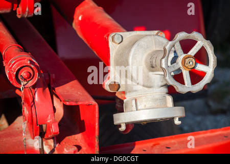 Pompa acqua frammento con idrante. Attrezzature dei vigili del fuoco di camion dei pompieri Foto Stock