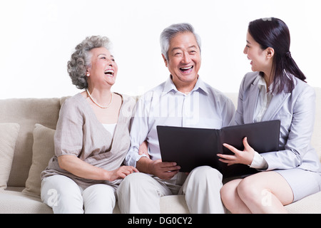 Coppia senior in chat con il consulente finanziario Foto Stock