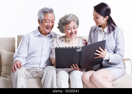 Coppia senior in chat con il consulente finanziario Foto Stock