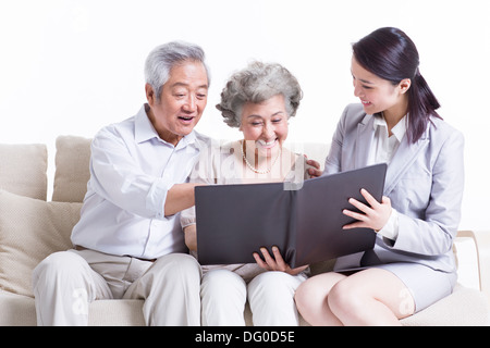 Coppia senior in chat con il consulente finanziario Foto Stock