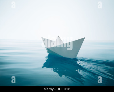 La carta in barca a vela su acqua causando le onde e le increspature Foto Stock
