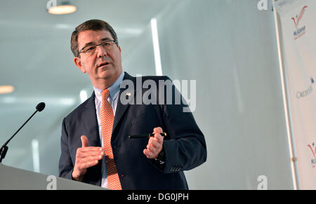 Noi Vice Segretario della Difesa Ashton B. Carter offre commento all'McAleese Credit Suisse programmi di difesa conferenza tenutasi presso il Newseum Marzo 12, 2013 a Washington D.C. Carter un fisico teorico ed ex professore di Harvard ha rassegnato le dimissioni dal Pentagono Ottobre 10, 2013. Foto Stock