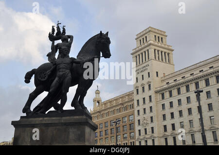 Barcellona, Spagna. 15th maggio, 2013. Vista di una statua allegorica di Barcellona dell'artista Frederic Mares sulla Placa de Catalunya di fronte all'edificio della banca di credito spagnola 'Banco Espanol de credito' a Barcellona, Spagna, 15 maggio 2013. Fotoarchiv für ZeitgeschichteS.Steinach/dpa/Alamy Live News Foto Stock